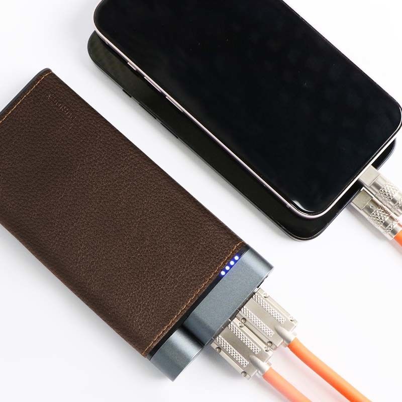 10000mAh แพวเวอร์แบงค์ โลหะ Shell Leather Finish 2pcs USB-A 1pc Type-C Port